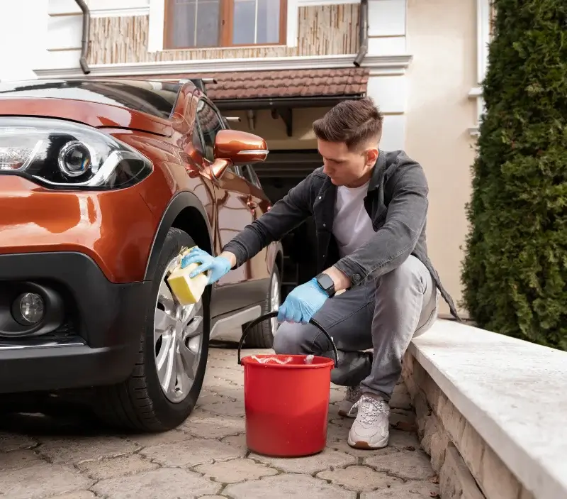 Lavage auto à domicile Valdelaume : professionnel intervenant sur un véhicule
